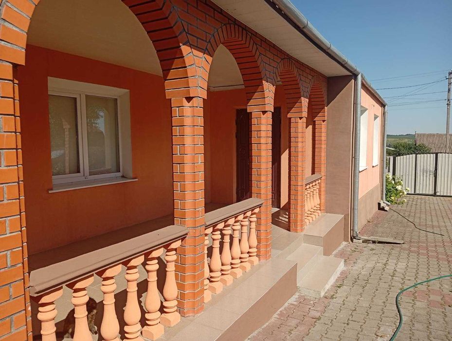 Просторий 4-кімнатний будинок на Шаровечці (р-н Південно-Західний)