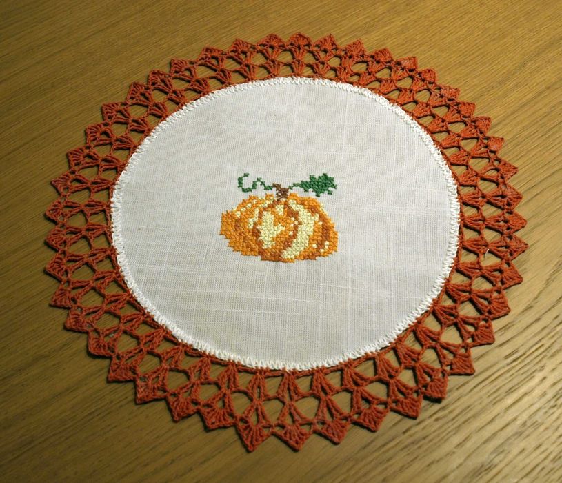 Rękodzieło - serwetka z haftem krzyżykowym - dynia żółta
