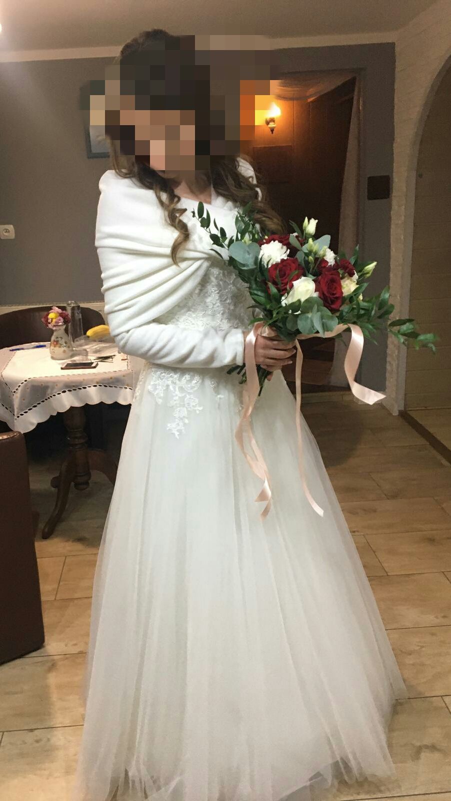 Tiulowa suknia ślubna w kolorze ecru