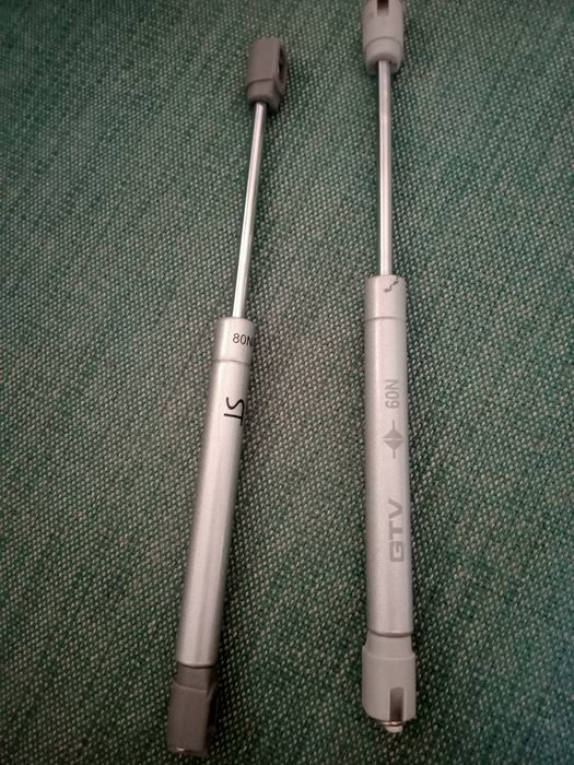 Dwa używane siłowniki do szafki kuchennej 60N i 80N