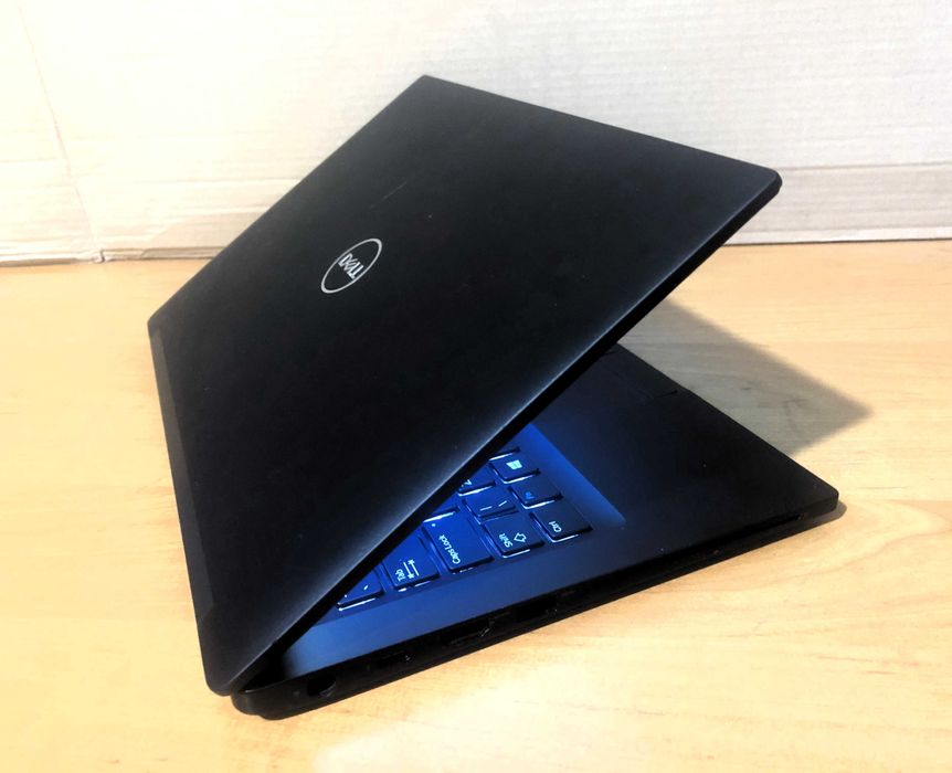 Laptop DELL 7390 Intel® Core™ i7-8th 8GB 256GB SSD USB-C™ FHD podświet