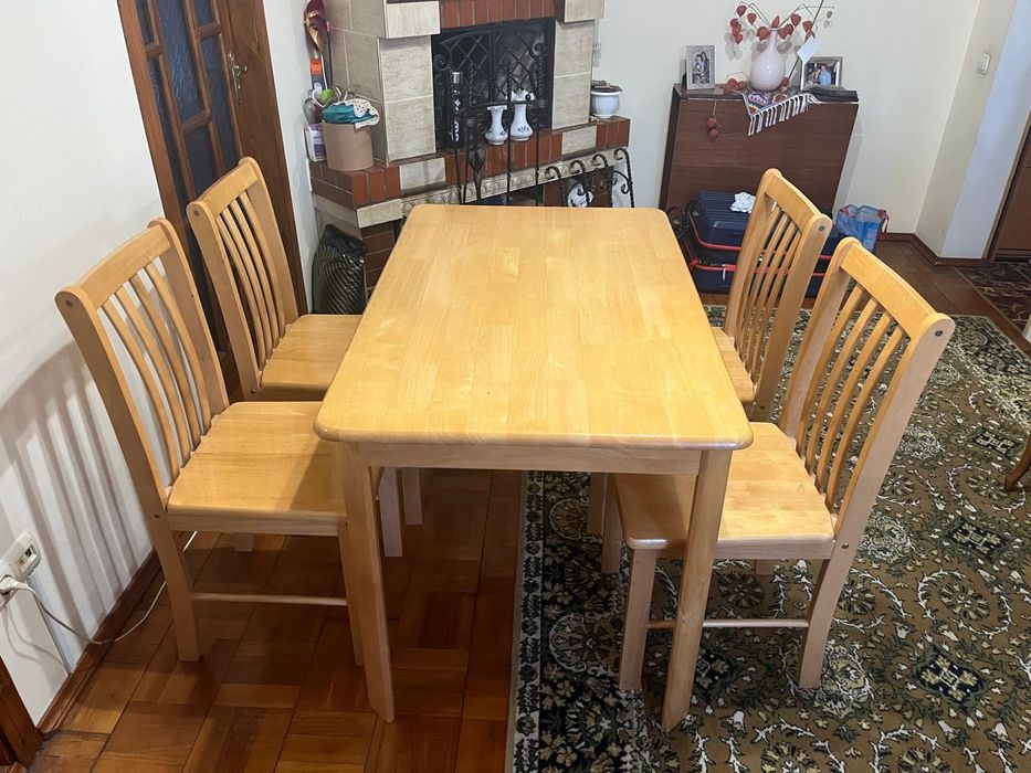 Дерев’яний стіл у комплекті з чотирма стільцями