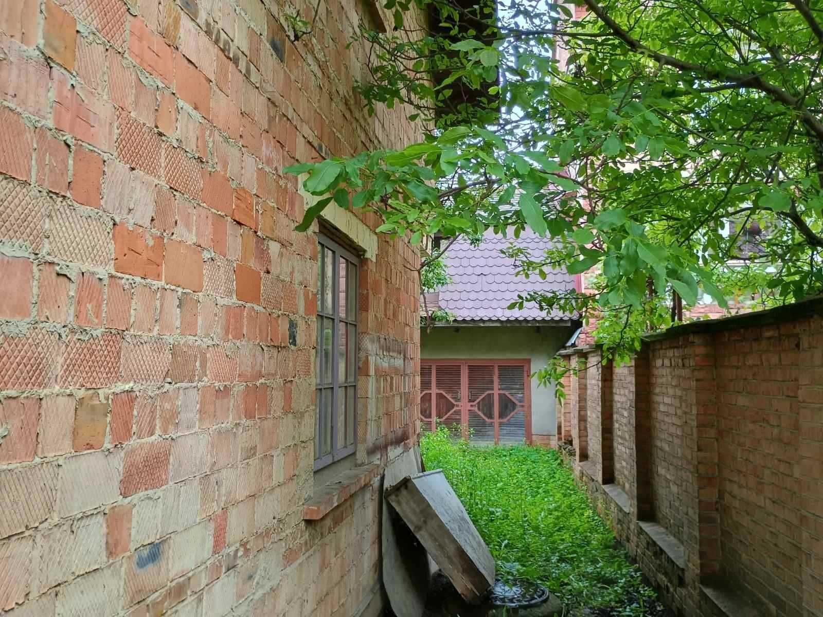 Частина будинку по вул. ІВАСЮКА з ділянкою