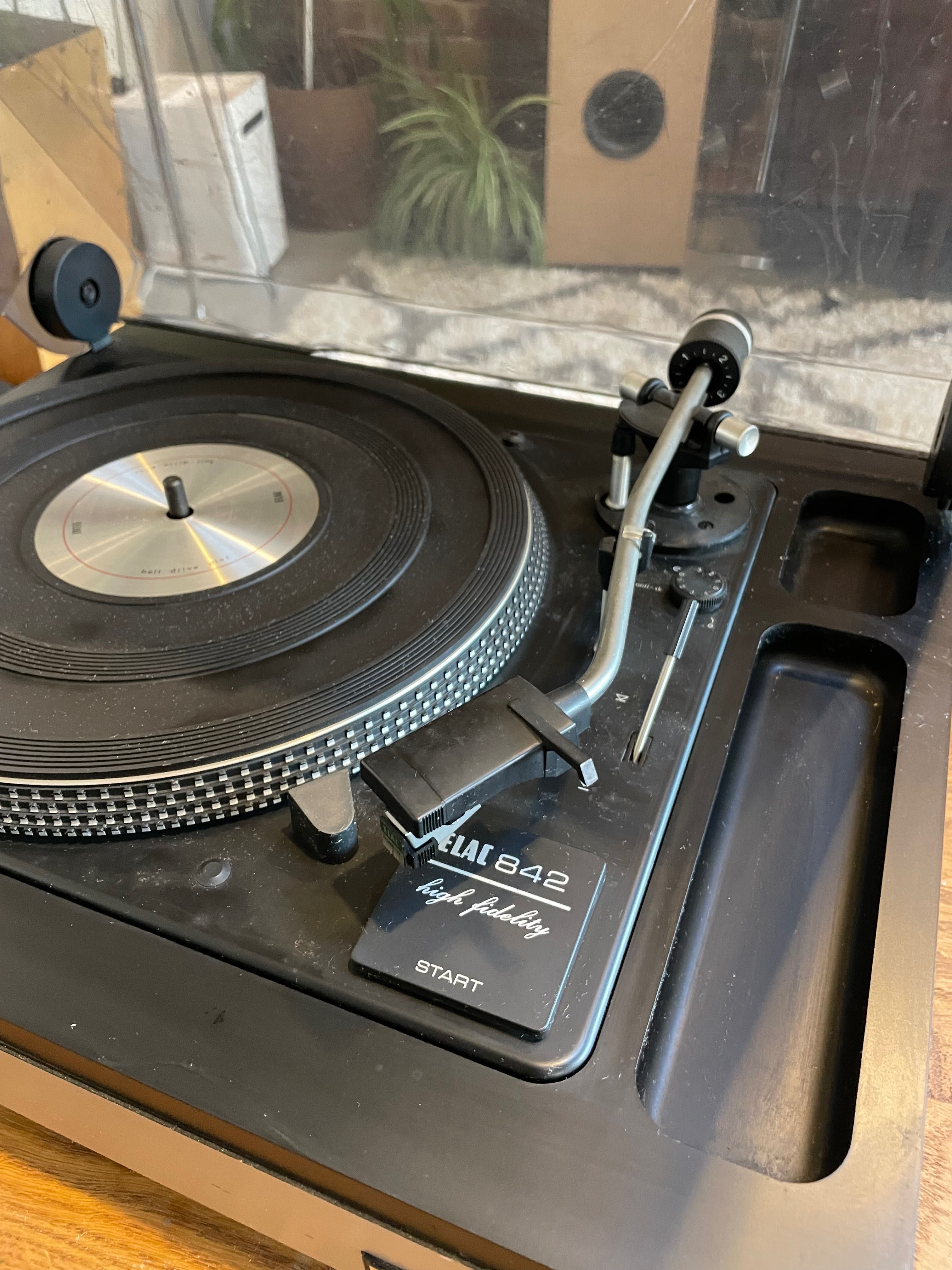Gramofon ELAC 842