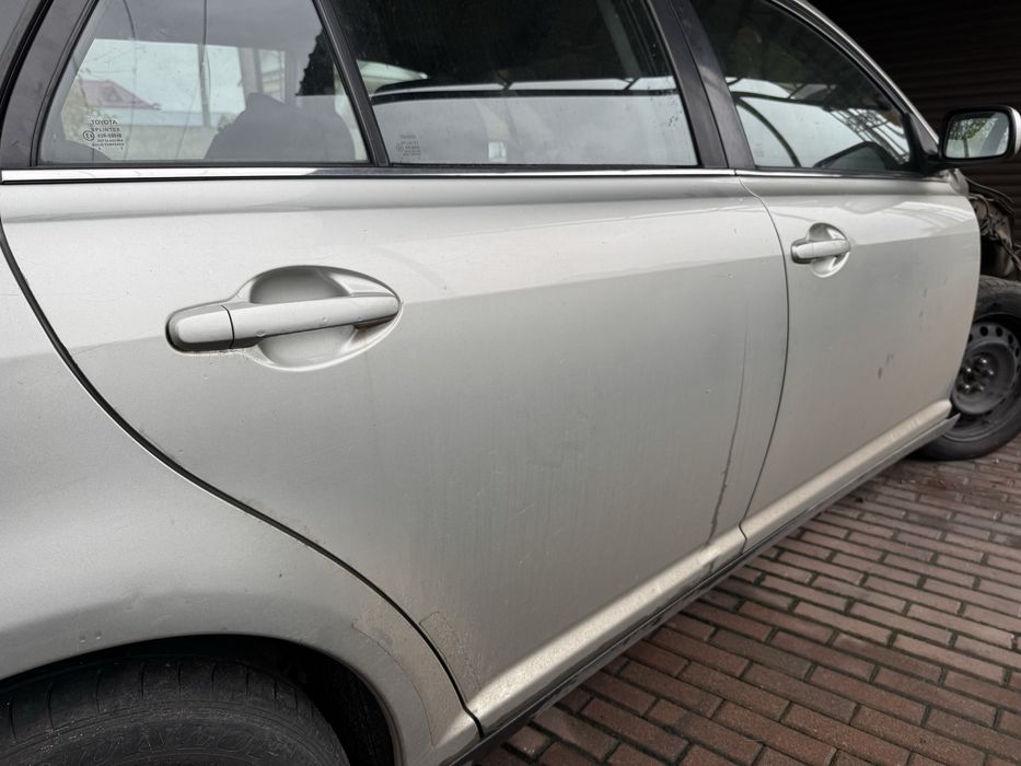 Двері праві Toyota Avensis T25