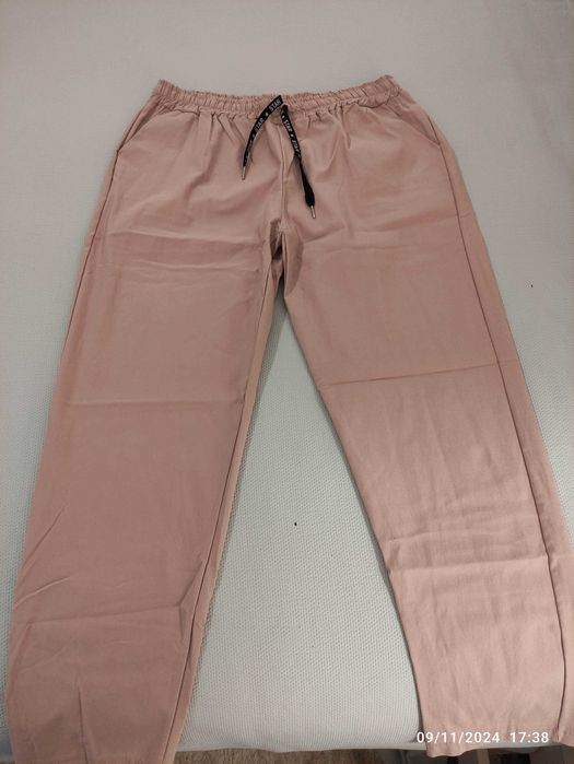 Calças coral com cintura adaptável