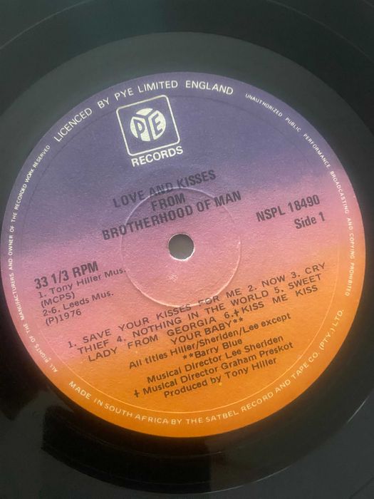Disco de vinil: Love and Kisses dos Brotherhood of Man.