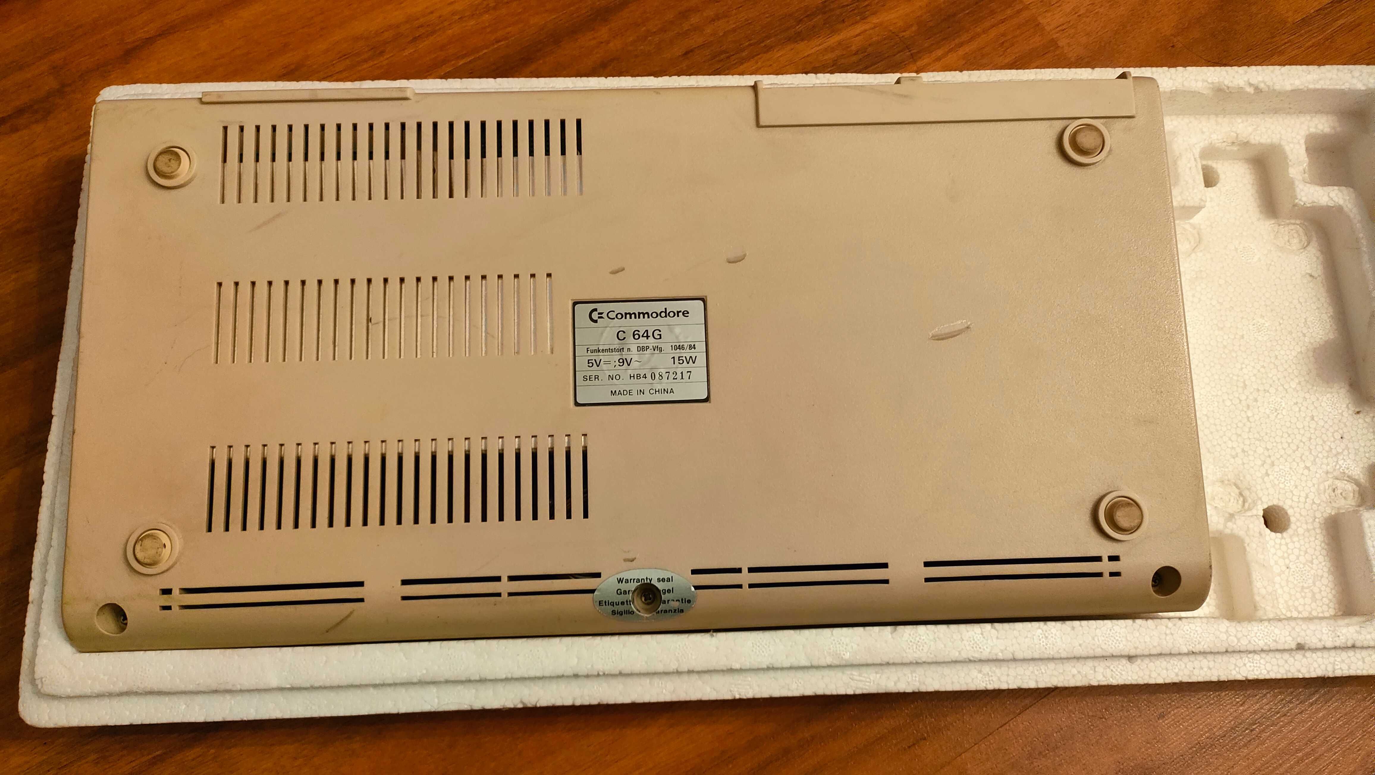 Komputer Commodore C64G, magnetofon, joystick, 2 kontrolery BlackBox 8