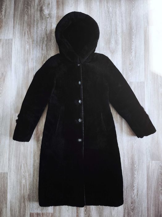 Продам мутоновую шубу с капюшоном Леди Шарм 46 размера