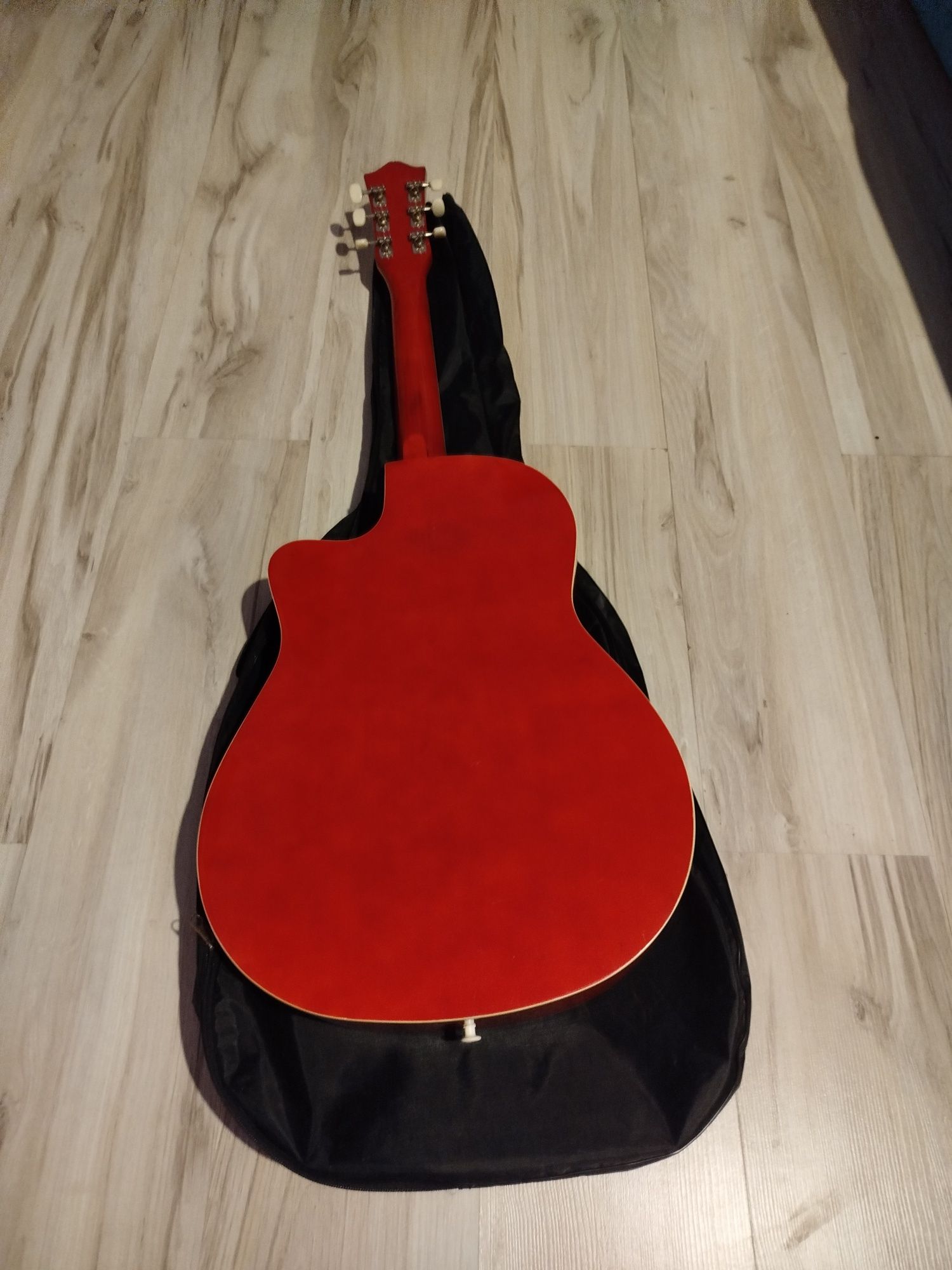 Gitara akustyczna plus futerał