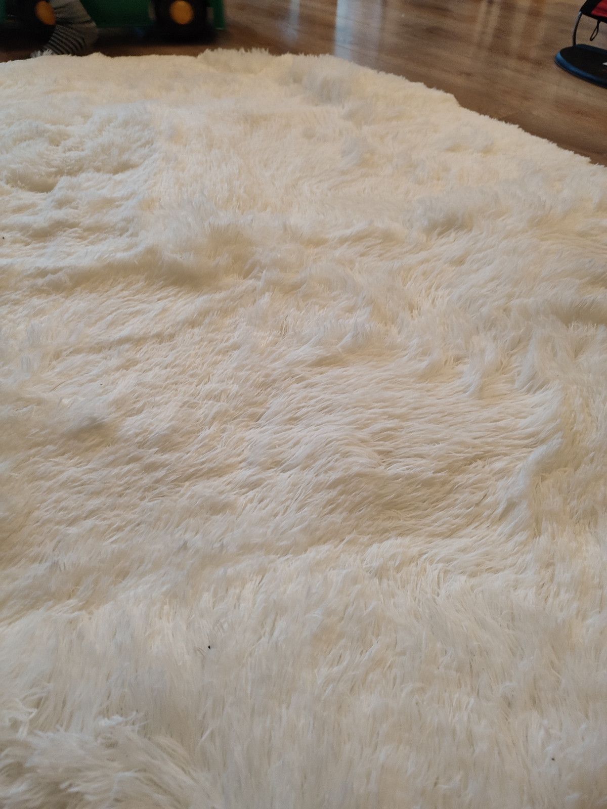 Miękki dywan puszysty biały 140 cm