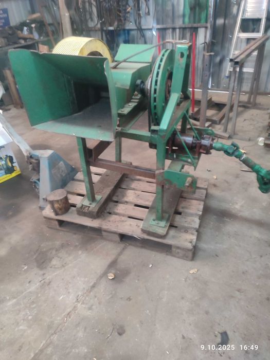 Rębak rozdrabniacz do gałęzi na wałek wom