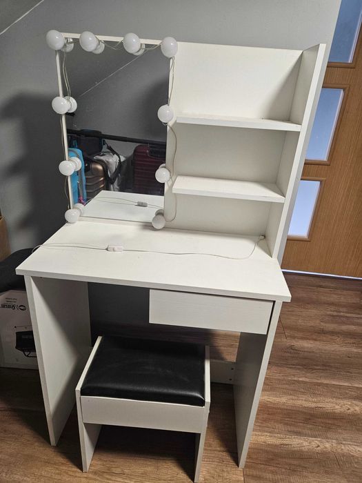 Toaletka z oświetleniem i taboretem stan bdb -