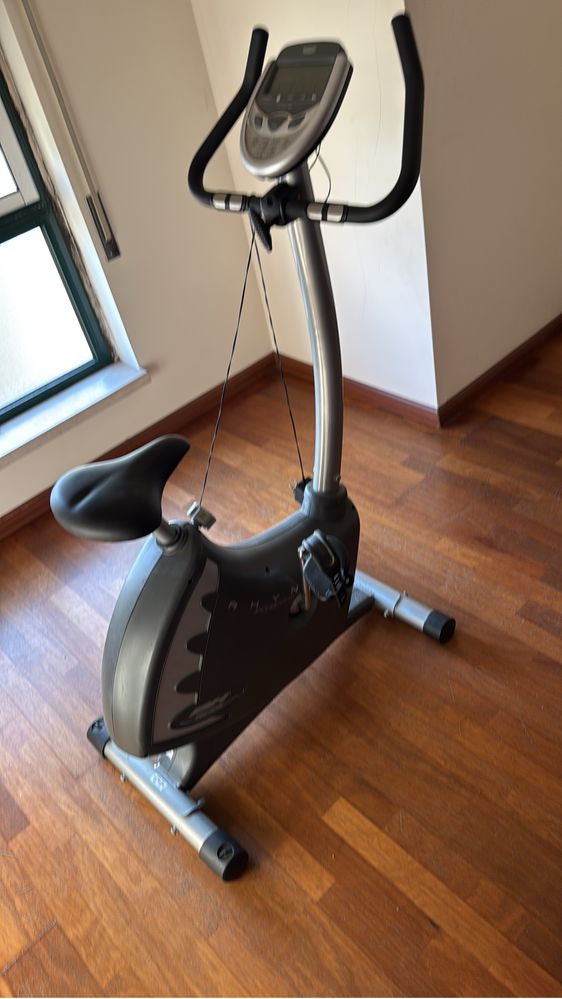 Vendo moveis em madeira maciça