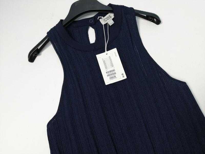 Брендовое платье с плиссировкой и приталенным силуэтом Cos