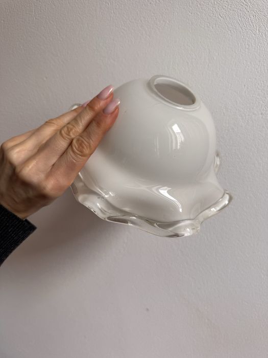 Szklany klosz vintage – falowany, mleczne szkło z bezbarwną krawędzią