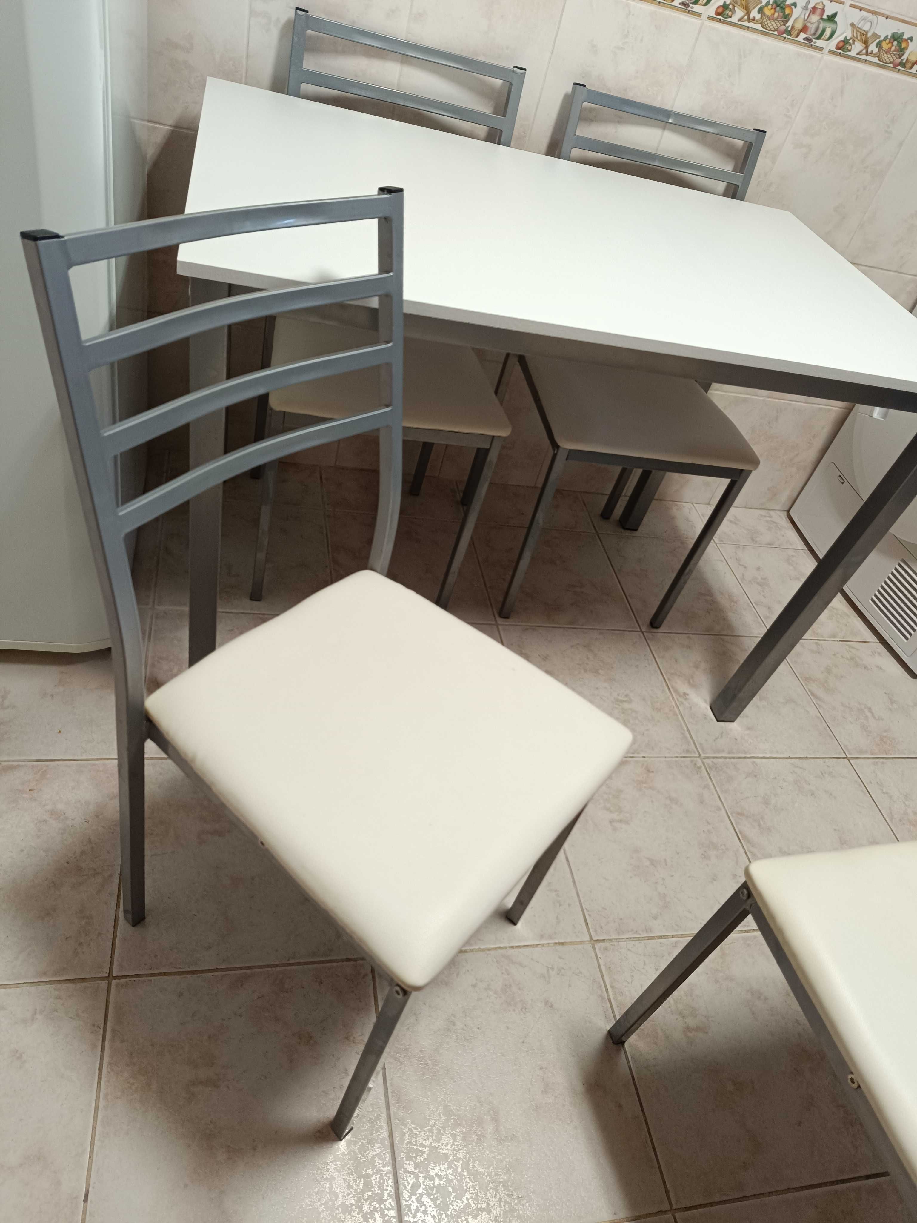 Conjunto de Mesa com 4 cadeiras