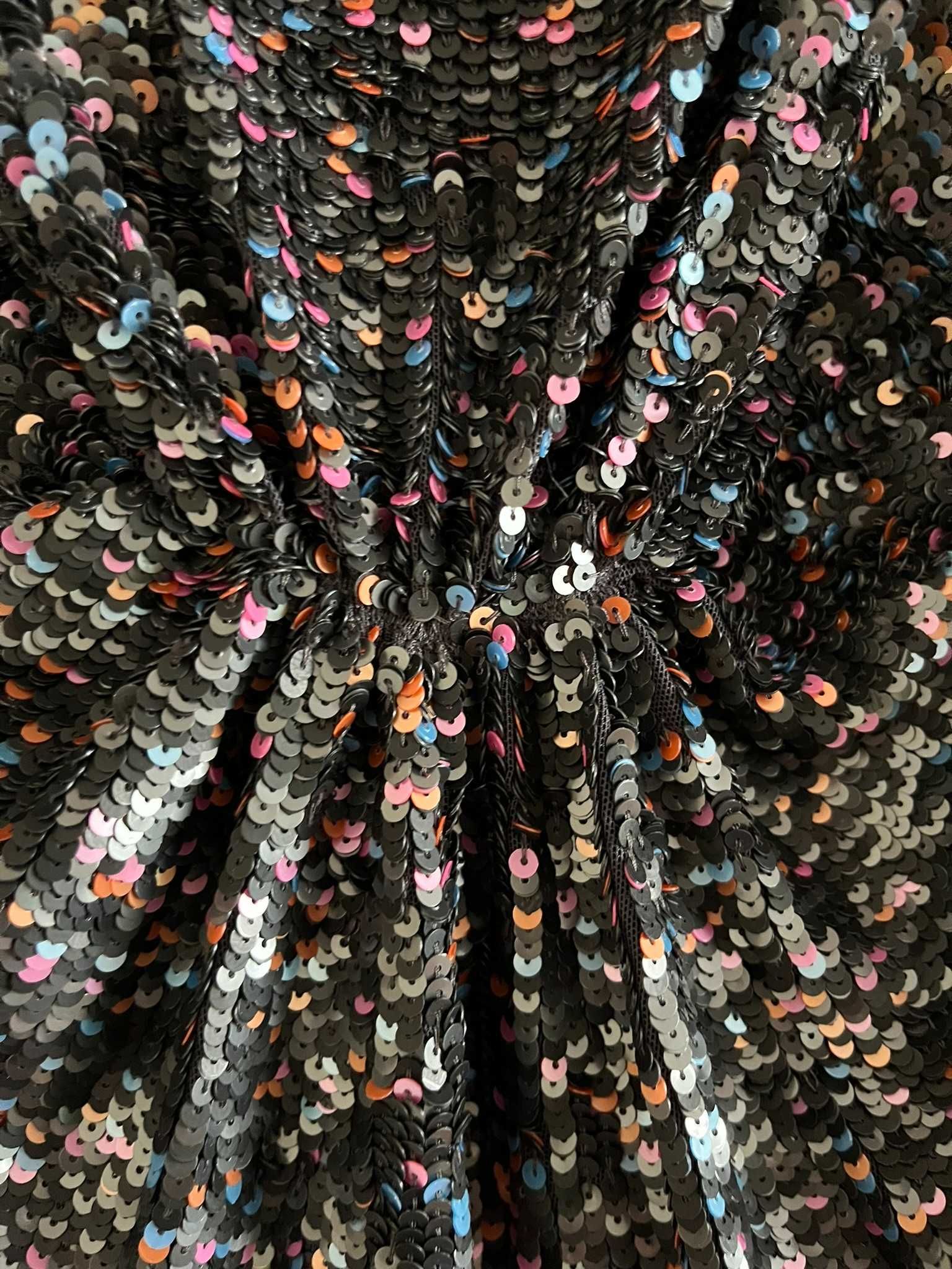 Vertido com lantejoulas coloridas