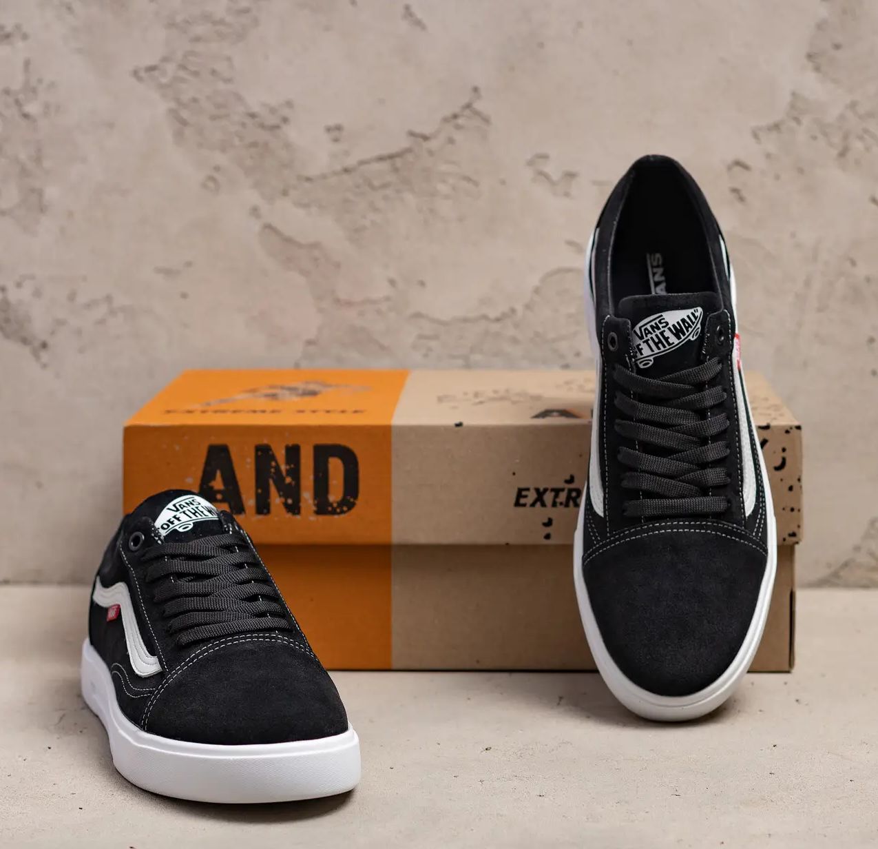 Мужские замшевые кроссовки vans черные на белой подошве кеды