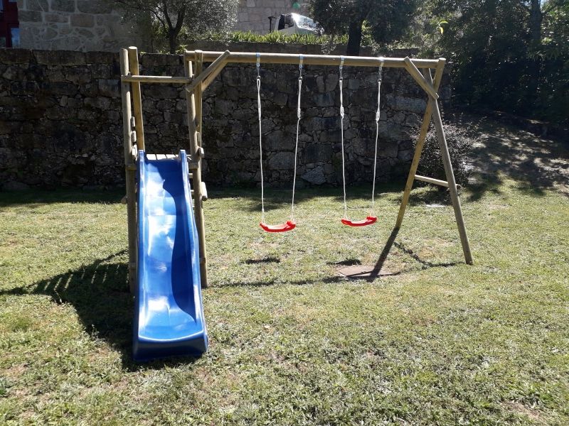 Baloiços e escorregas