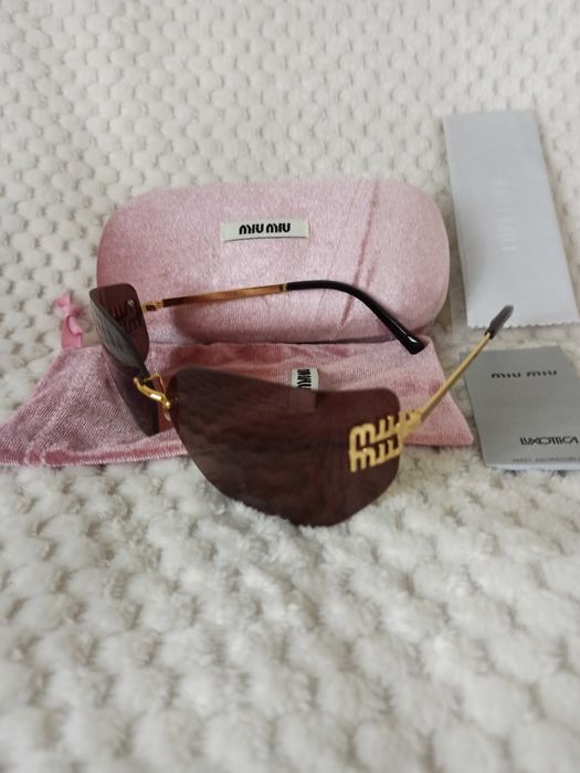 Modne przeciwsłoneczne okulary Miu Miu