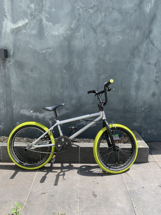 Bmx usado com algumas marcas de uso mas funciona prefeitamente
