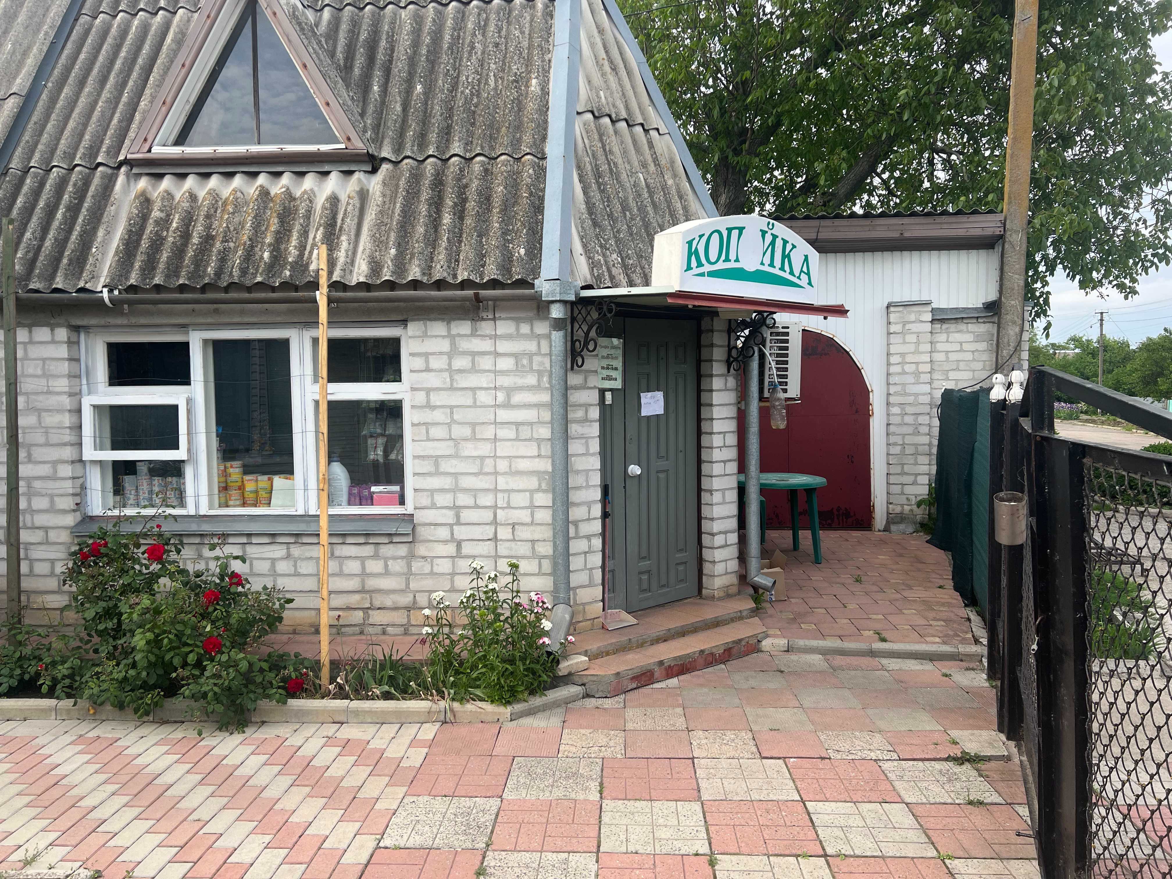 Магазин продтоварів, пункт видачі Нова Пошта та житлове приміщення