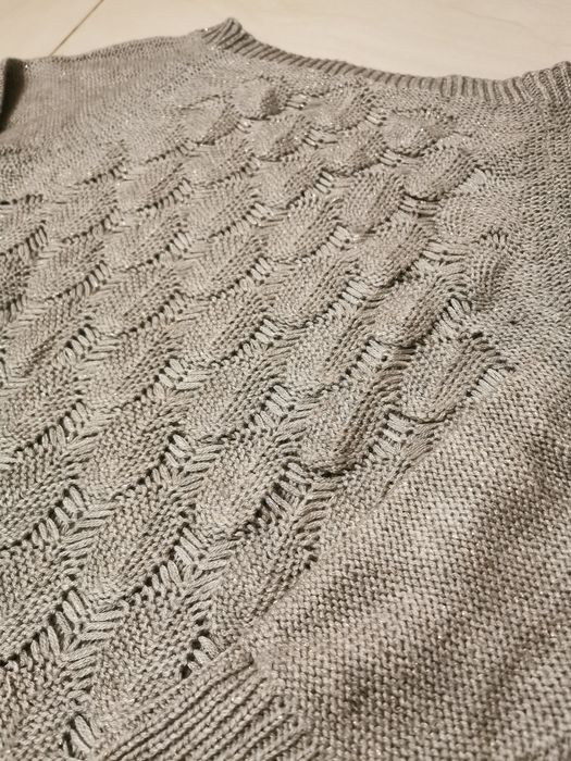 Śliczny ażurowy sweterek z połyskującą nitką r. M