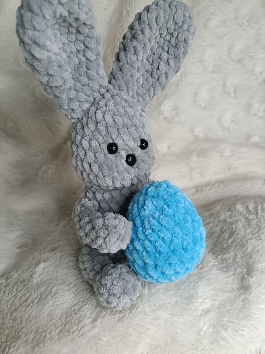 Dekoracja świąteczna maskotka zajączek wielkanocny z jajkiem, 19 cm
