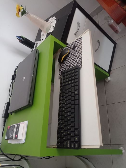 Mesa de Computador e Cómoda