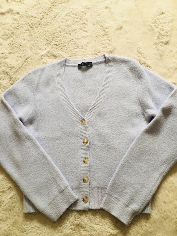 Sweter Bershka rozpinany.