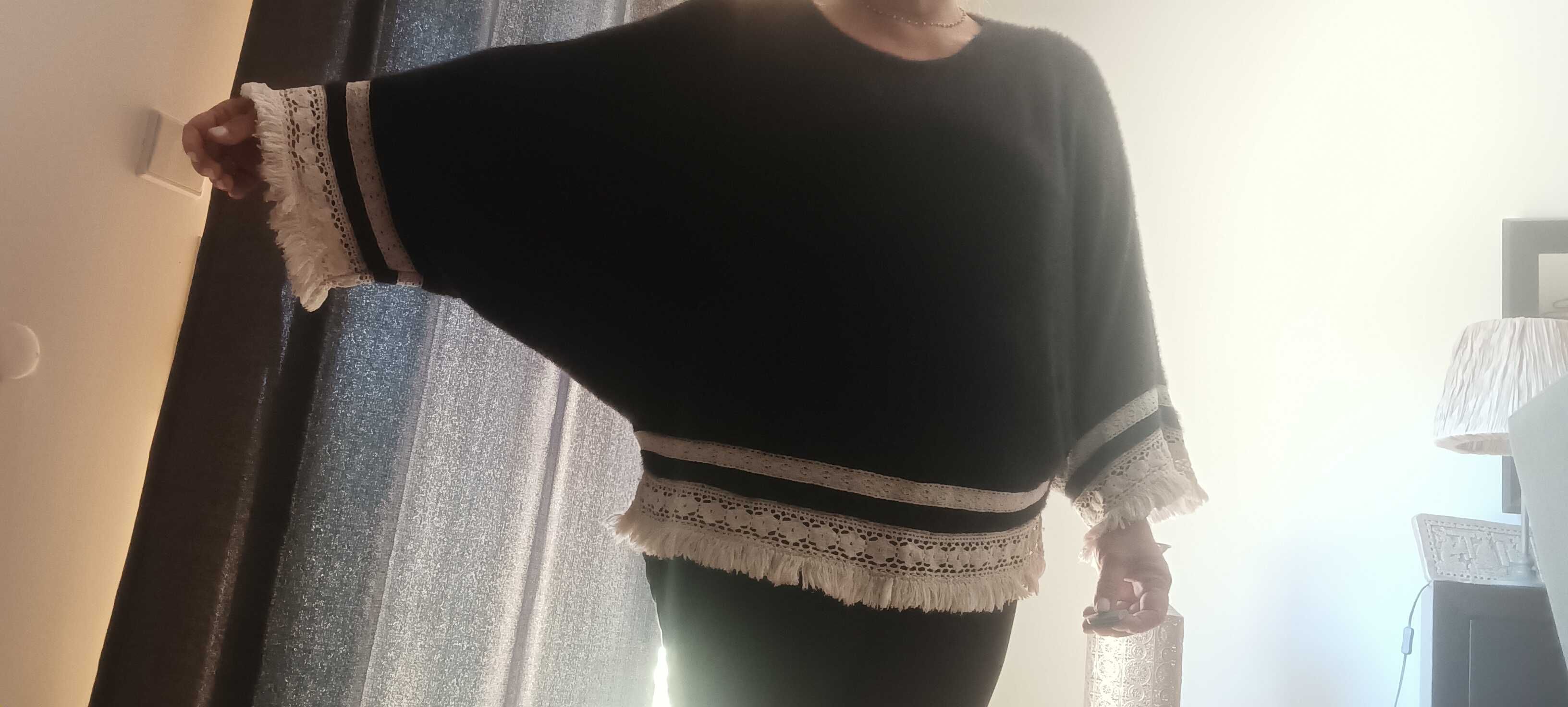 Camisola/poncho em preto com renda