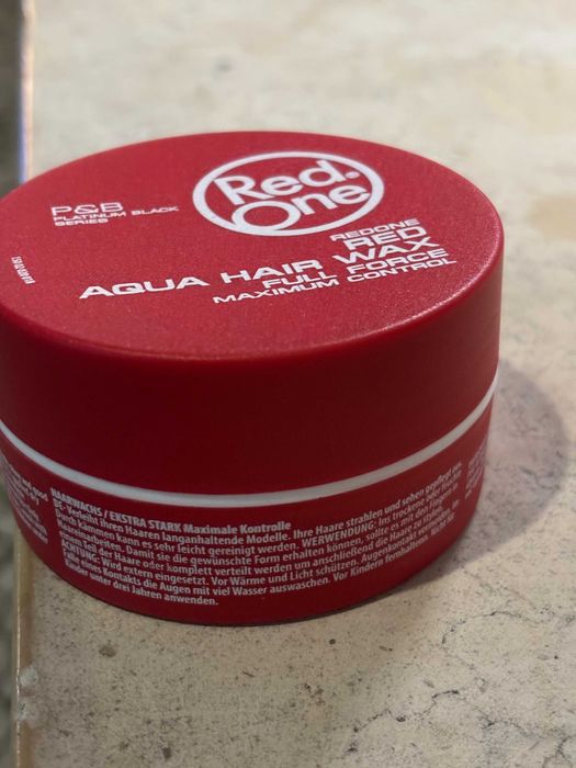 Experimente o Poder do Red One Hair Wax