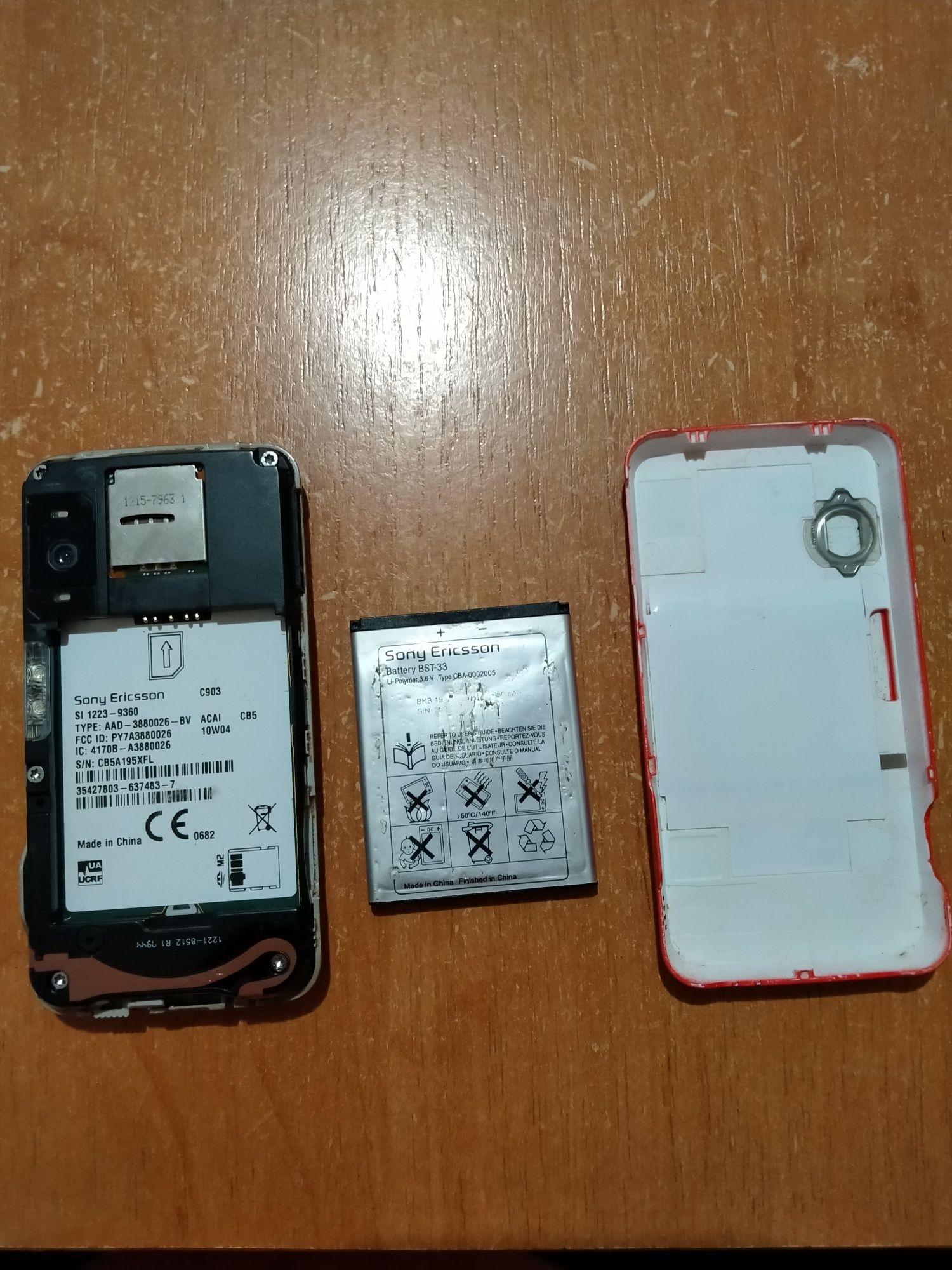Телефон кнопочный Sony Ericsson c903 под ремонт на запчясти.