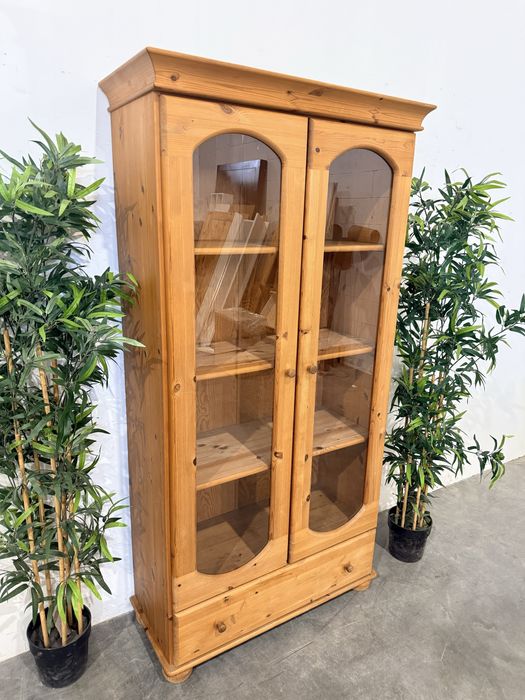 Ładna witryna sosnowa z półkami. Dowóz.