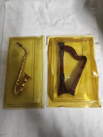Saxofone e harpa de decoração ou coleção