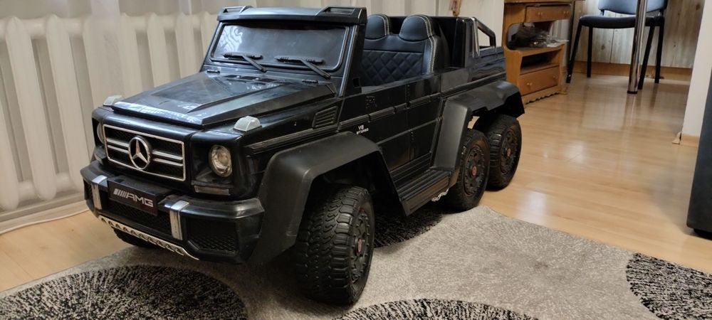 Дитячий електромобіль