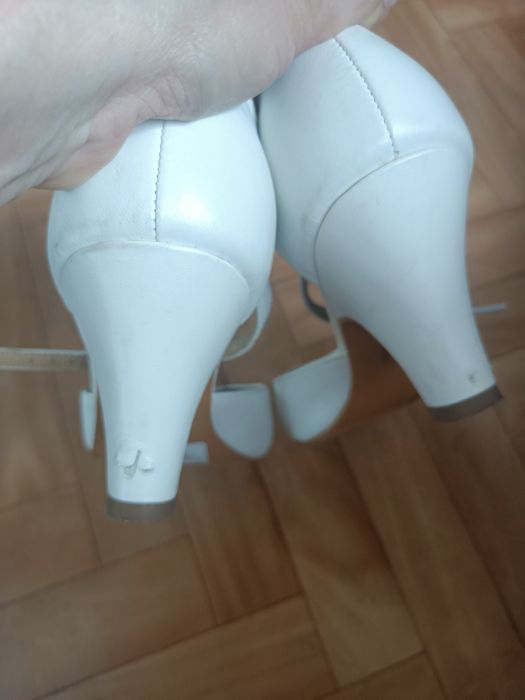 Białe skórzane buty T bary