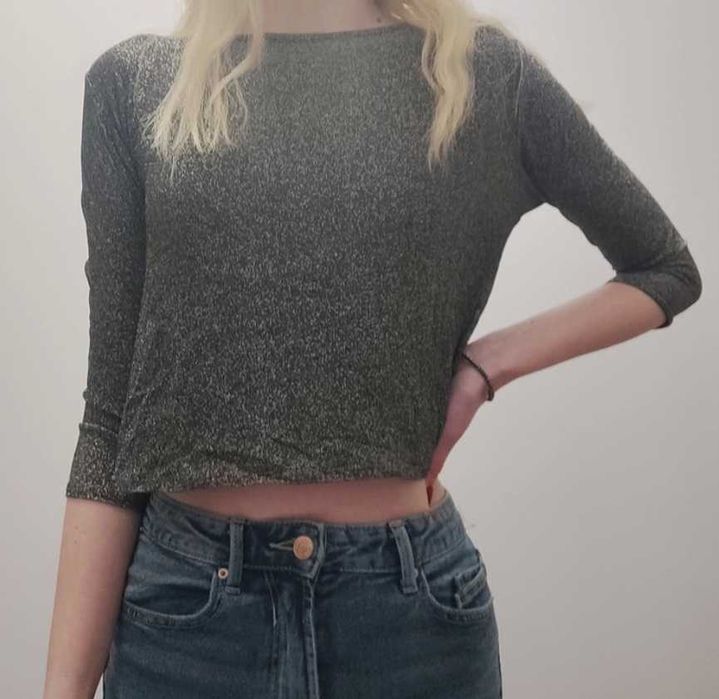 Błyszczący crop top z rękawami 3/4