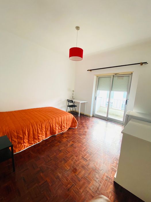 Quarto para casal com varanda em forte da casa
