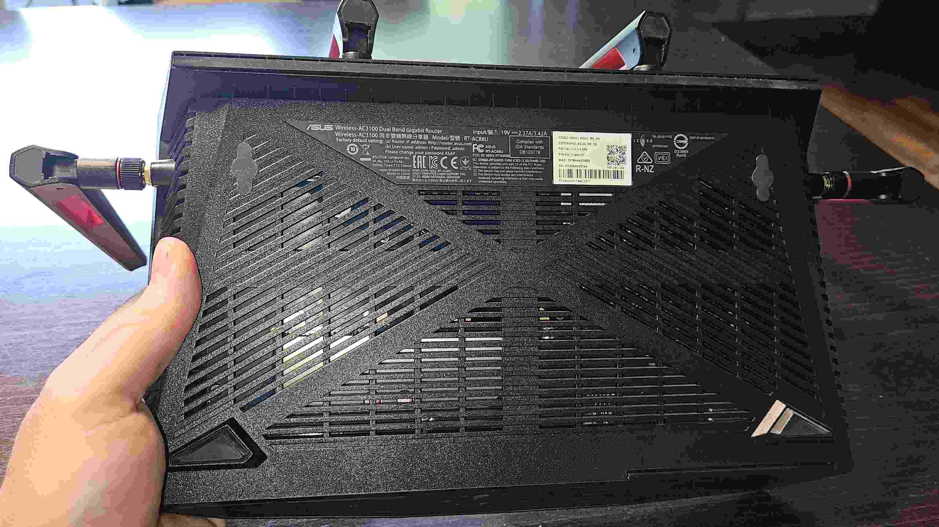 router Asus RT-AC88U AC3100 + Asus N66U bez anteny