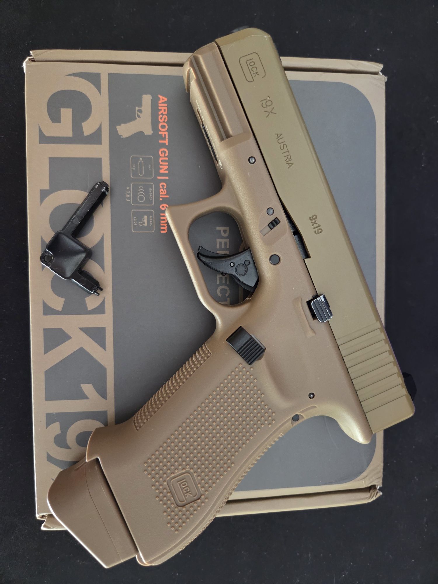 Umarex Glock 19x + 45 Co2 + 1000 BBs + Fast loader