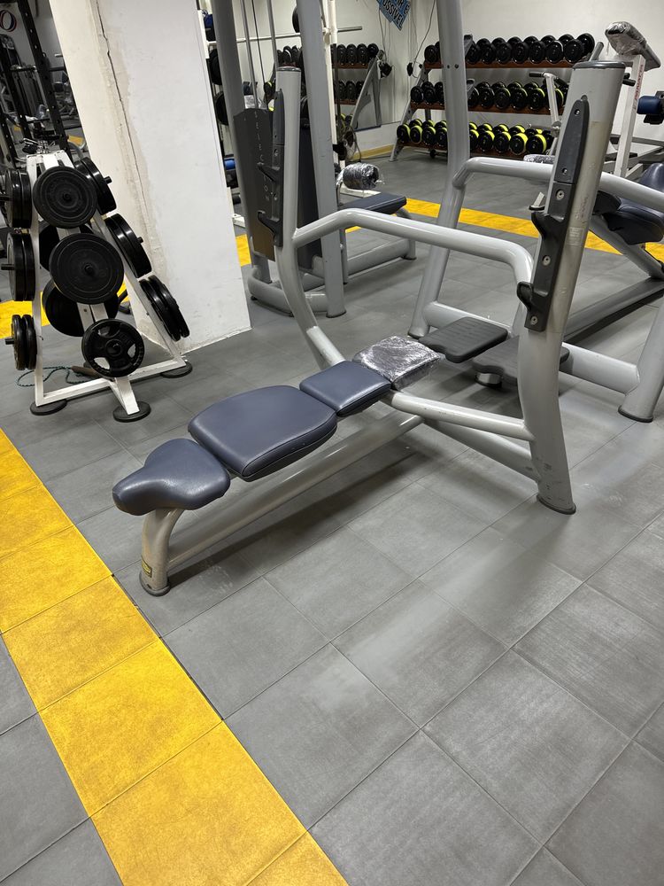 Bancos Technogym (Inclinado e Plano)