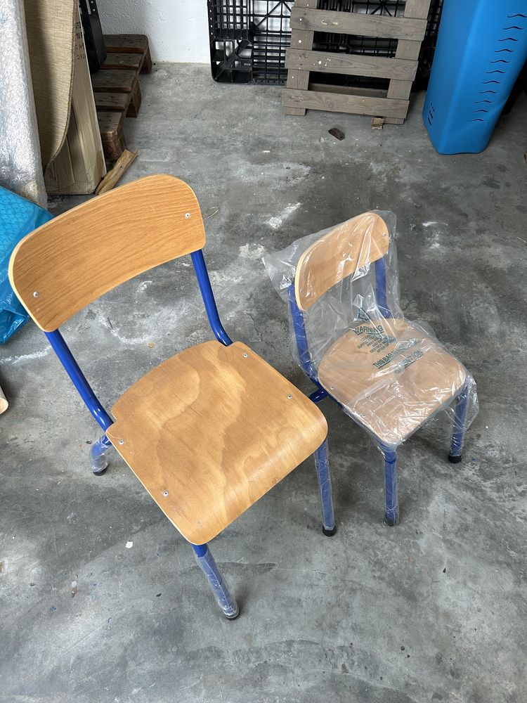 Cadeiras de tubo e madeira