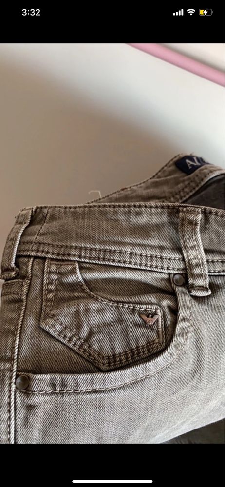 calças cinzentas da marca Armani Jeans