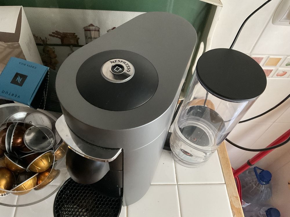 Máquina de café Vertuo Plus Deluxe pouco usada , como nova