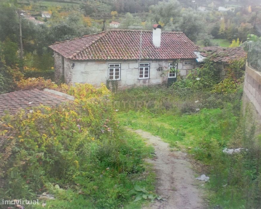 Moradia antiga em pedra em Ribeira de Pena