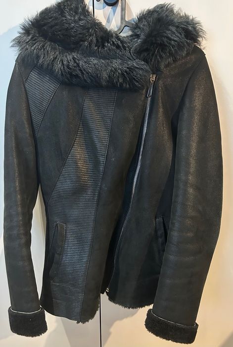 Skórzany, krótki kożuch z kapturem w kolorze czarnym - XS