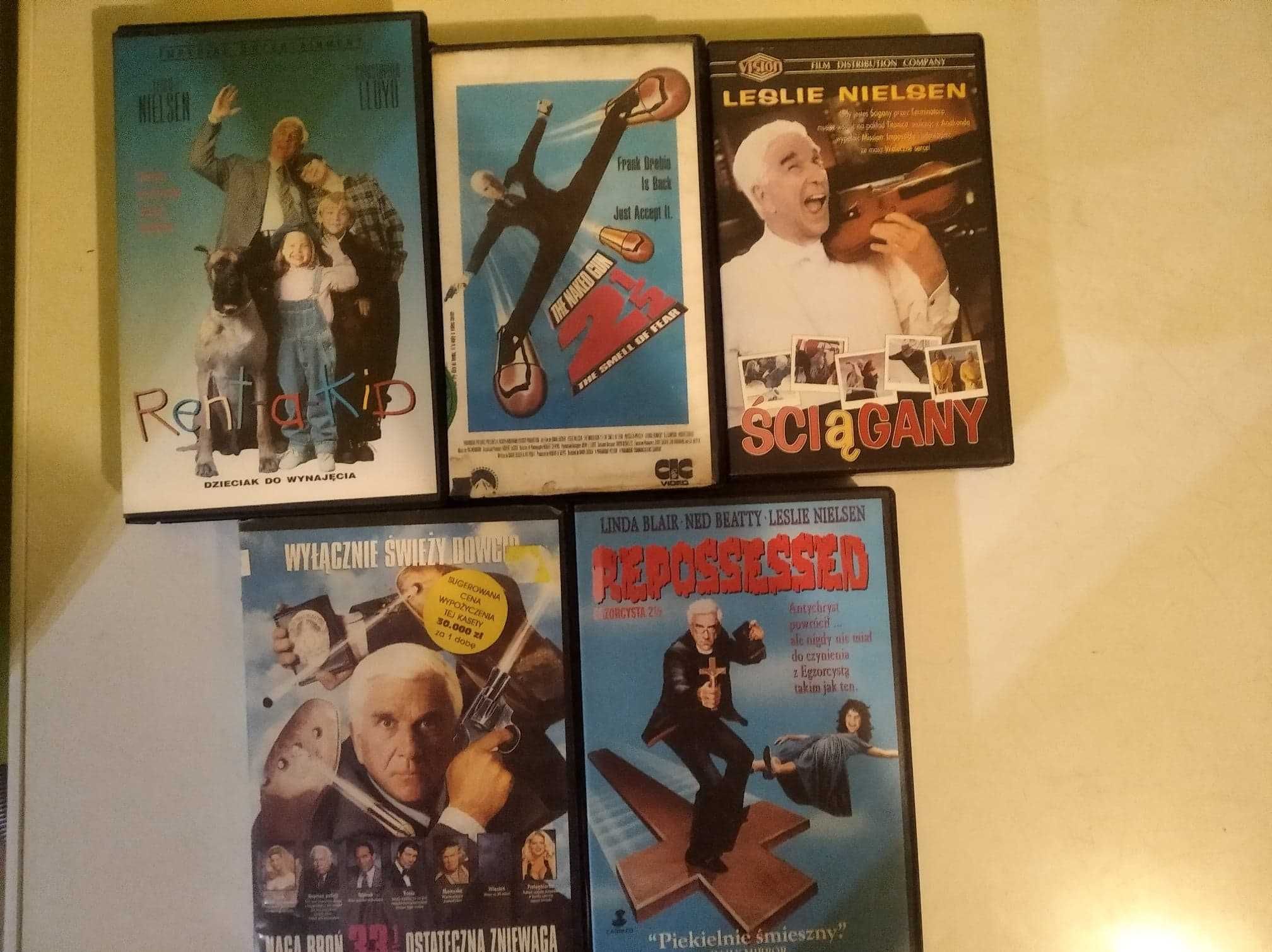 5 kaset z aktorem Leslie Nielsen