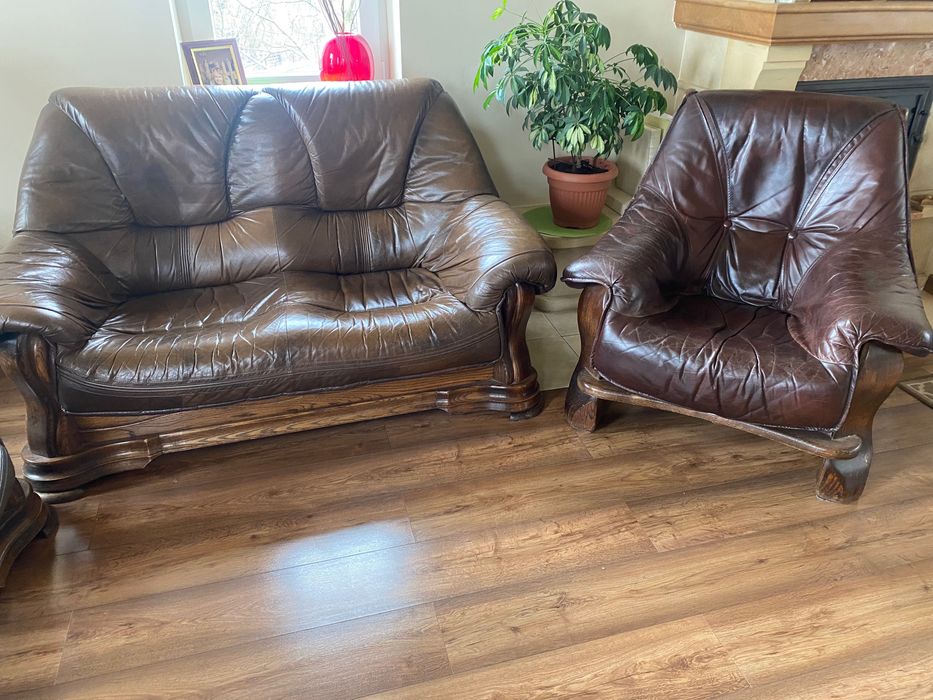 Zestaw 2 sof skórzanych,  na drewnianych podstawach